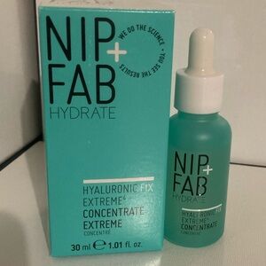NIP + FAB HYDRATE HYALURONIC FIX EXTREME 4
CONCENTRATE
30 ml • 1.01 fl. oz.